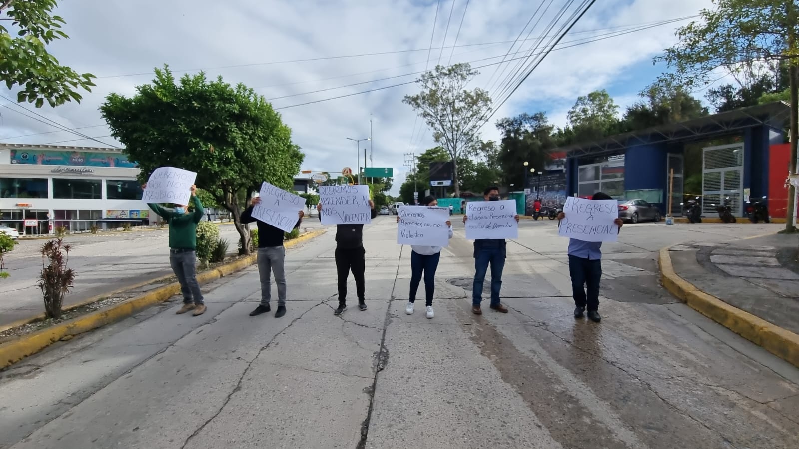 Bloquean estudiantes de Derecho de la UAGro avenida Lázaro Cárdenas en exigencia de aulas