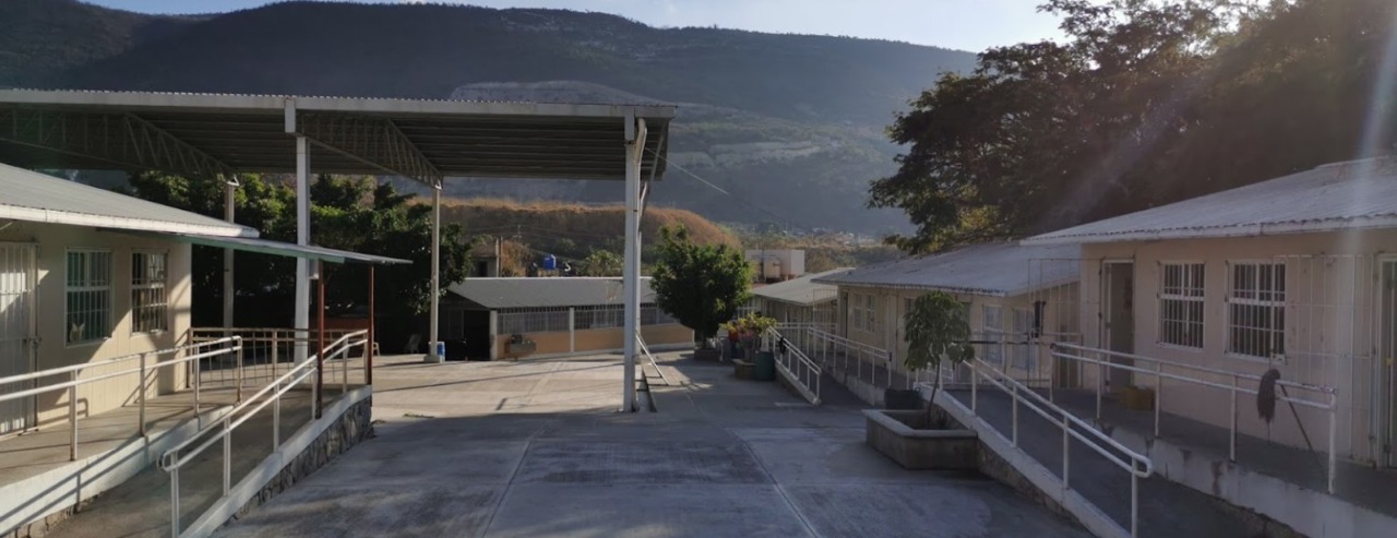 Toman clases bajo un arbol por conflicto interno en primaria