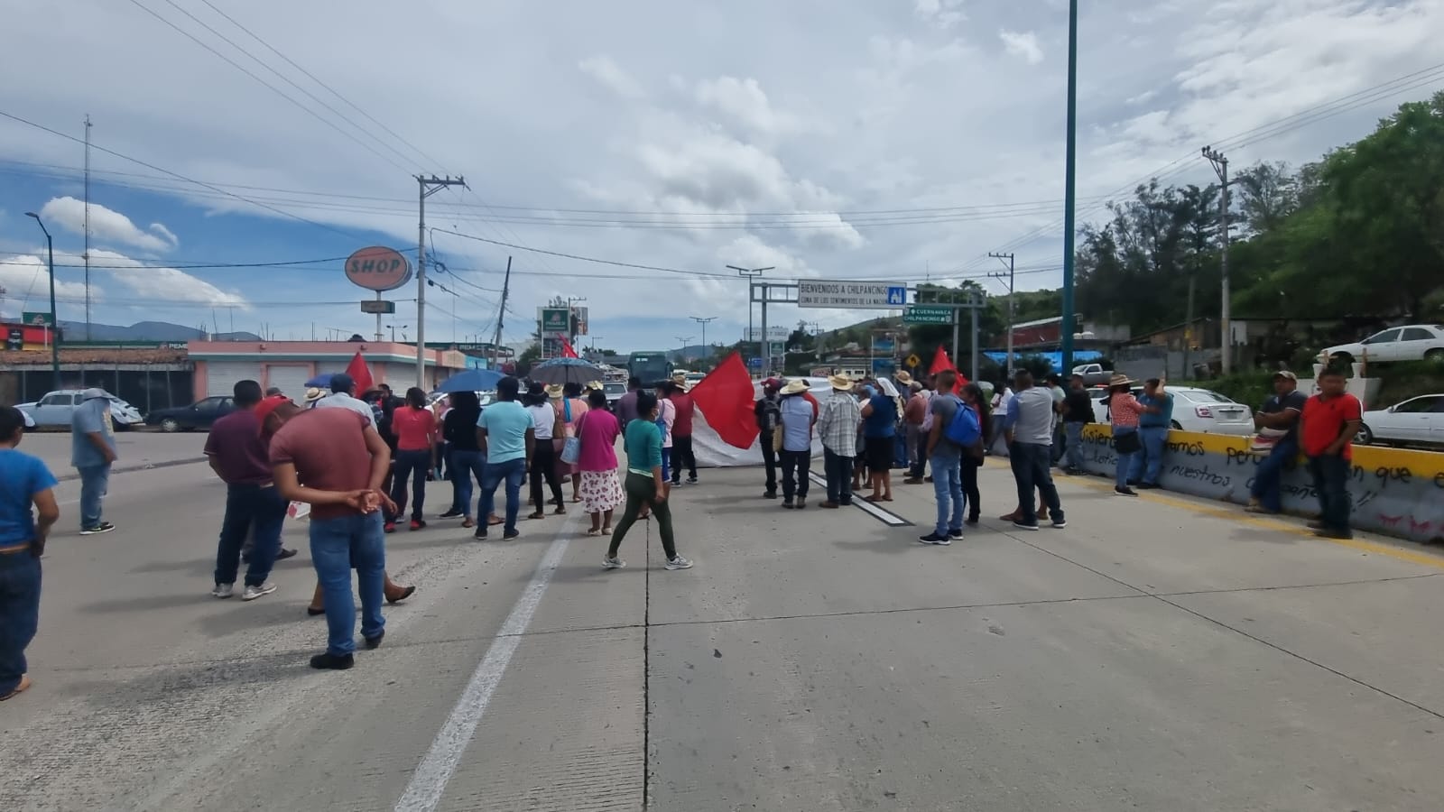 Integrantes de LARSEZ bloquearon la autopista para exigir fertilizante