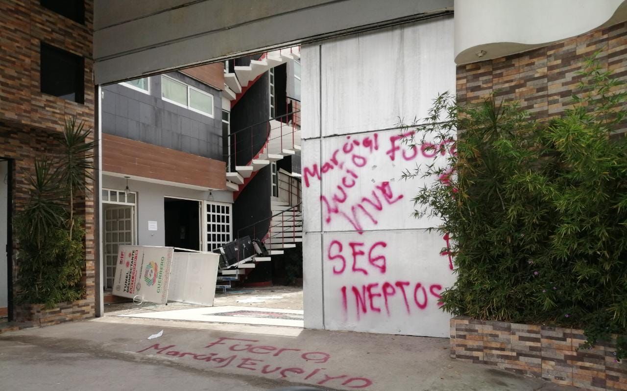 Vuelve Ceteg a vandalizar edificio