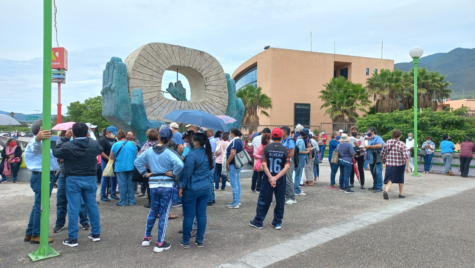 Protestan jubilados y pensionados en palacio de Gobierno