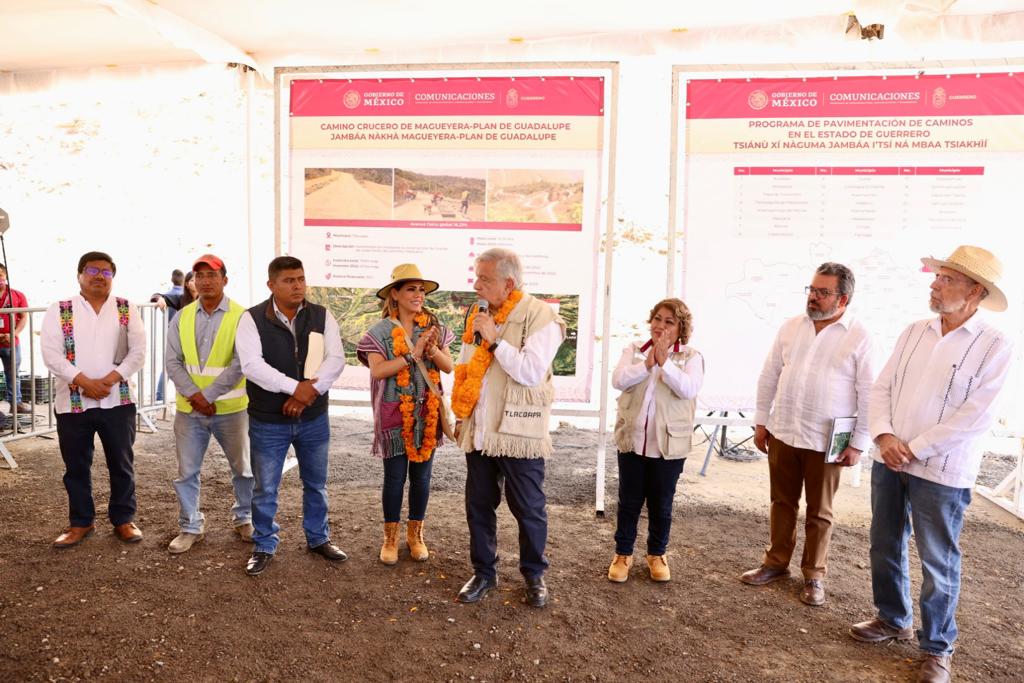 Supervisan AMLO y Evelyn Salgado avances caminos artesanales en la Montaña