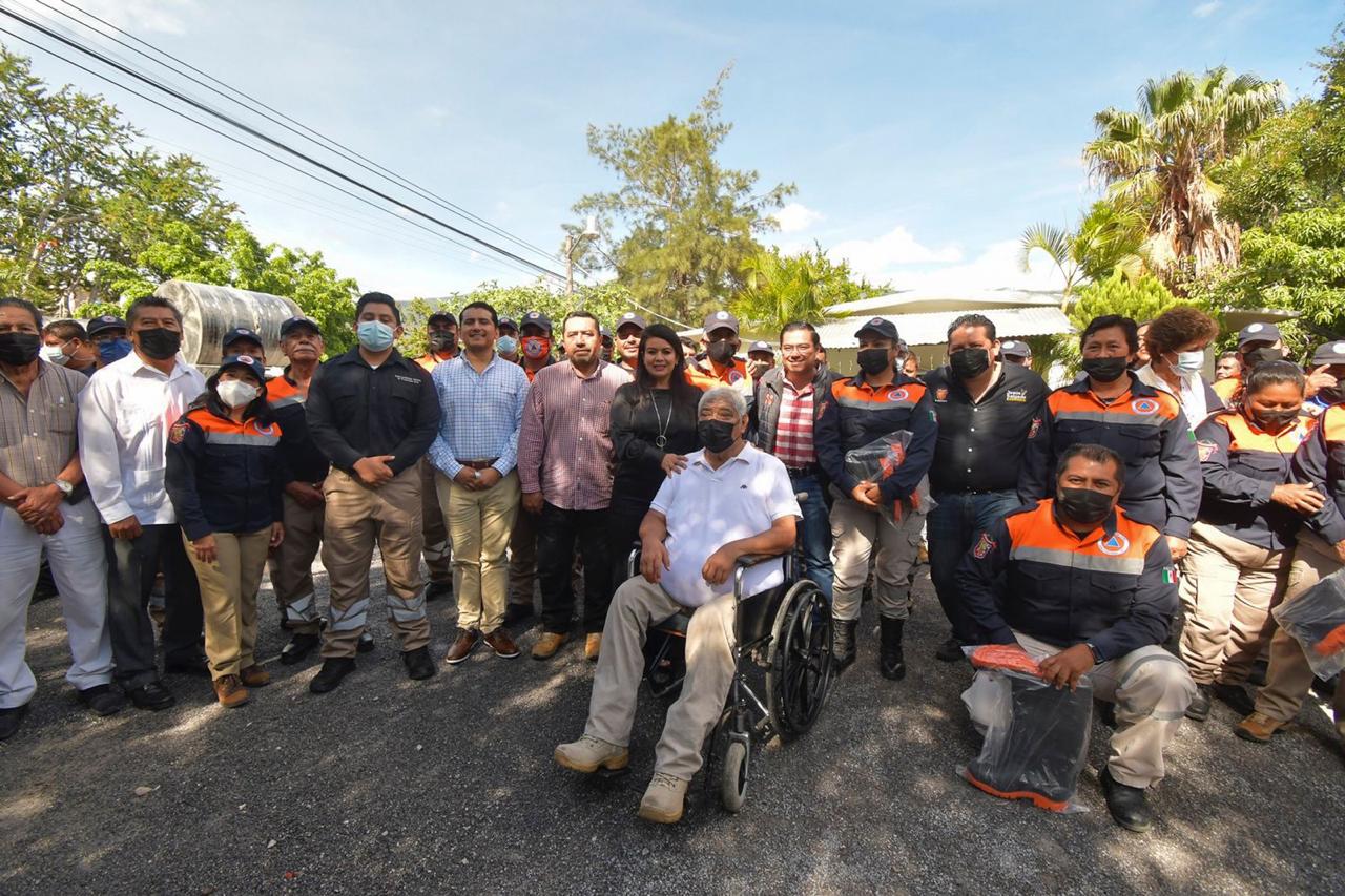 Entrega Norma Otilia Hernández apoyos a trabajadores de Protección Civil de Chilpancingo