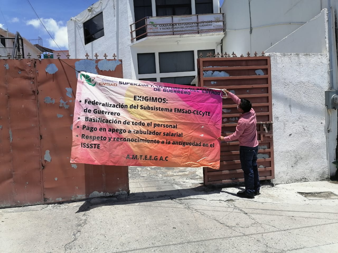Protestan trabajadores de Educación Media Superior