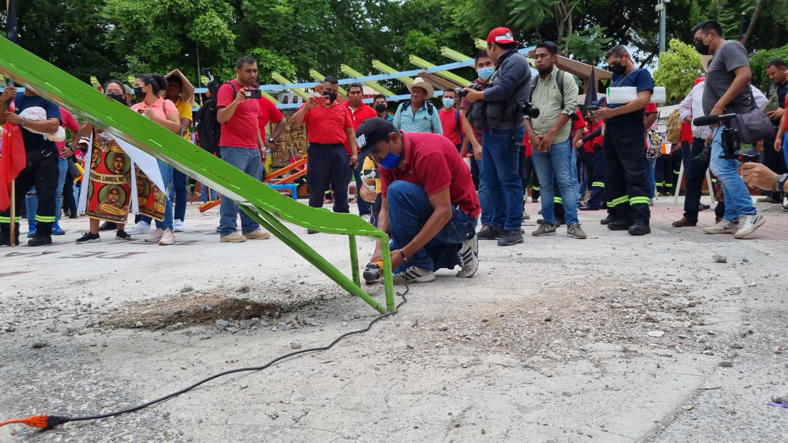 Organizaciones sociales retiran juegos infantiles de la alameda de Chilpancigo
