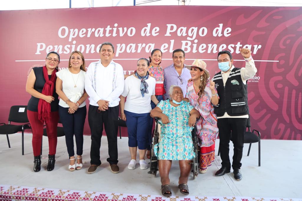 Celebra Evelyn Salgado pago de pensiones de programas sociales