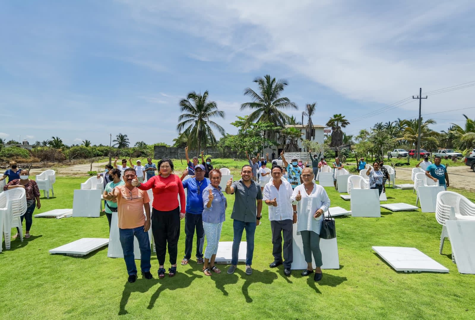 Entrega diputado Ricardo Astudillo mobiliario a restauranteros de Acapulco