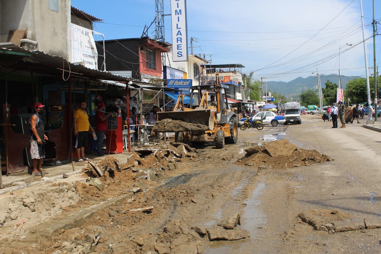 Acapulco: Reordenan a 240 comerciantes en la Central de Abasto y recuperan 4 mts de vialidad