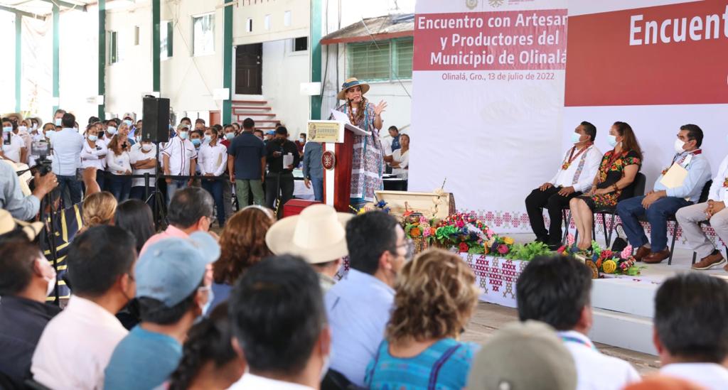 Impulsa Evelyn Salgado artesanías de Olinalá y anuncia obras sociales para este municipio