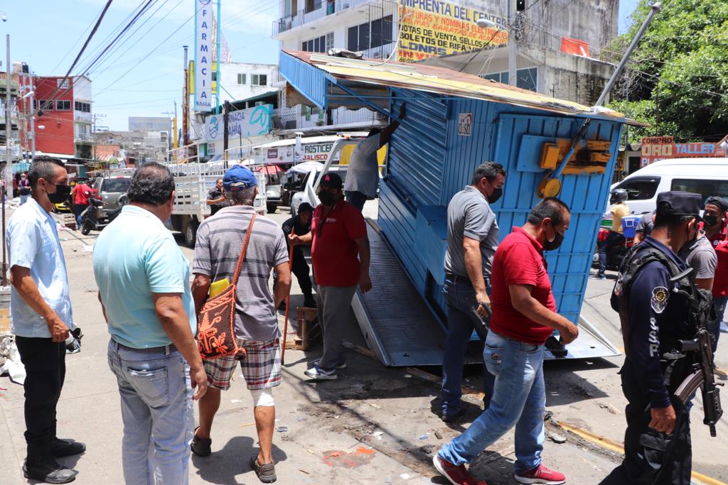 Agreden a inspectores comerciantes semifijos retirados frente a Coppel Acapulco