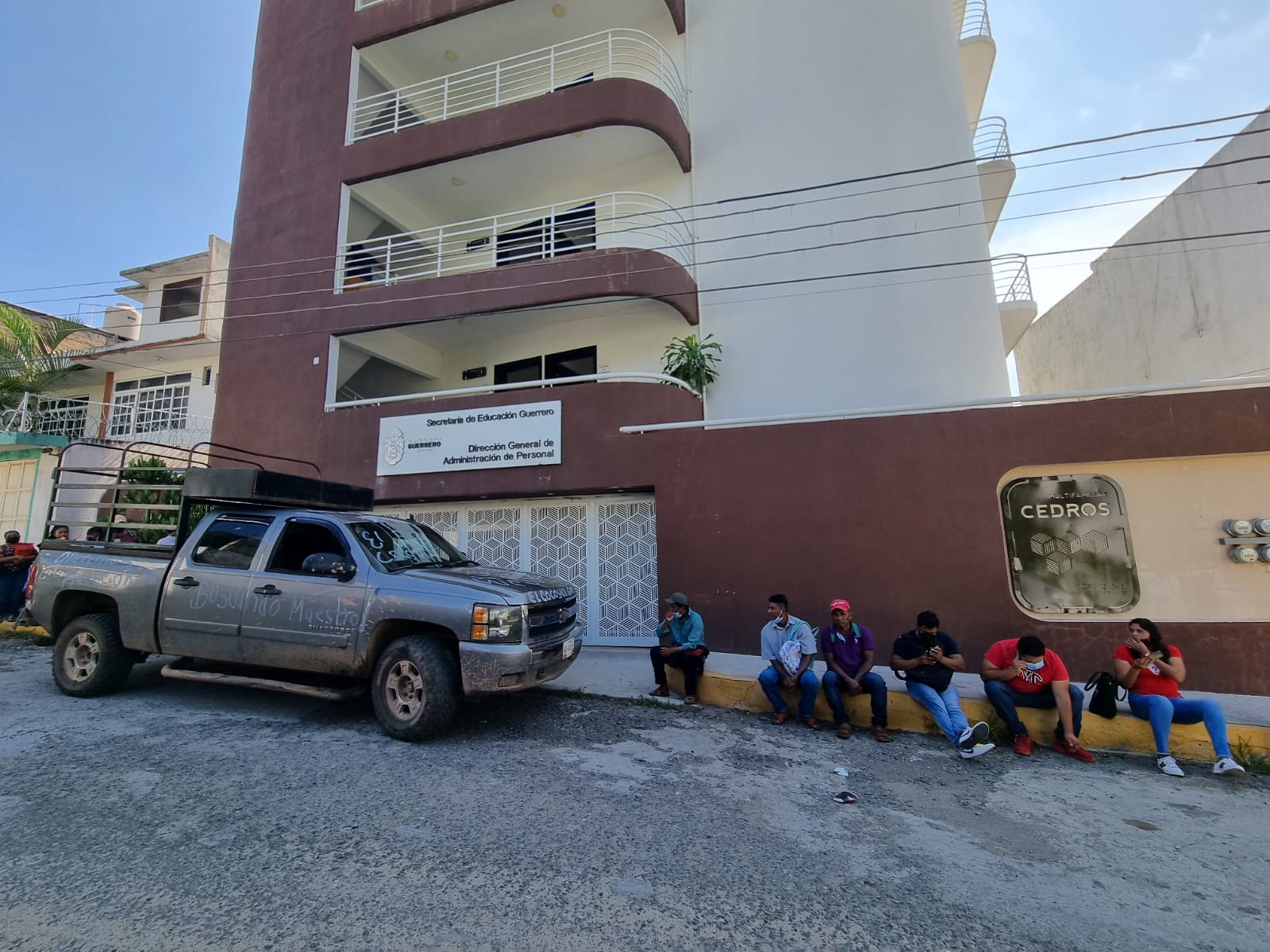 Protestan padres de familia de Quechultenango por falta de maestro