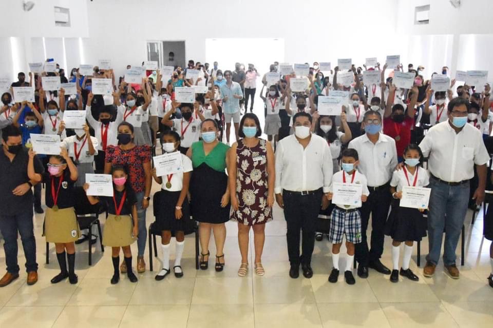 Premia Zihuatanejo excelencia académica de 91 alumnos