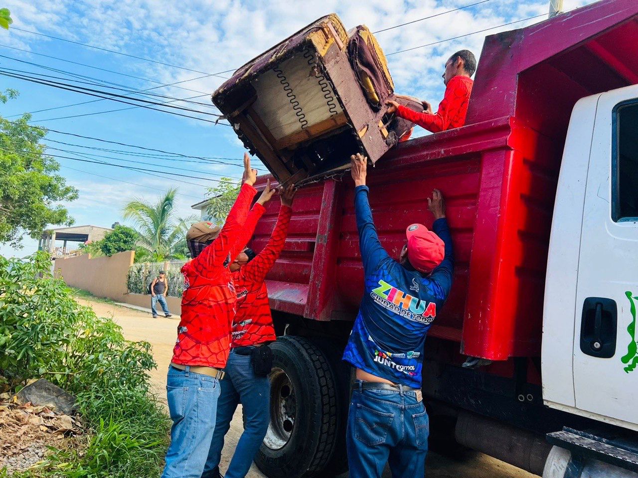 Ante lluvias, intensifican en Zihuatanejo limpieza y recolección de basura