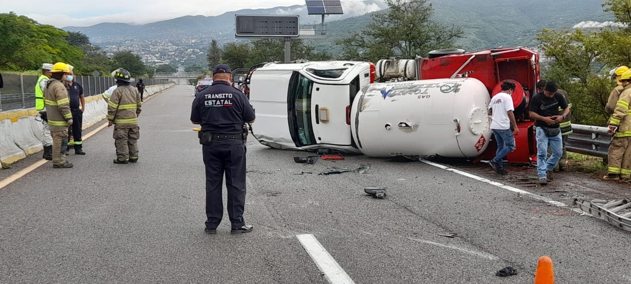 Cierran tramo de la Autopista del Sol por volcadura de pipa