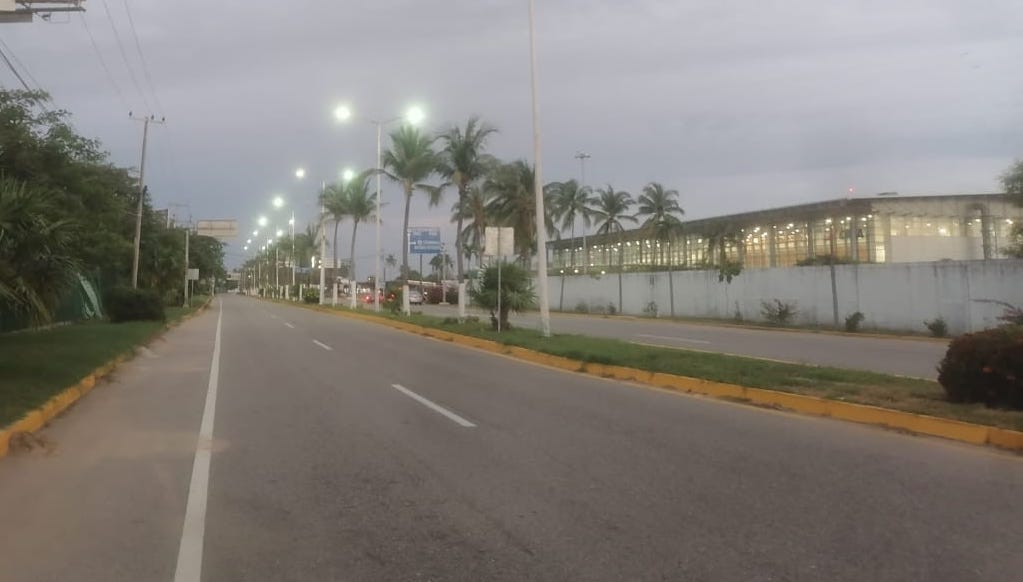 Rehabilita Guerrero limunarias cerca del aeropuerto de Acapulco