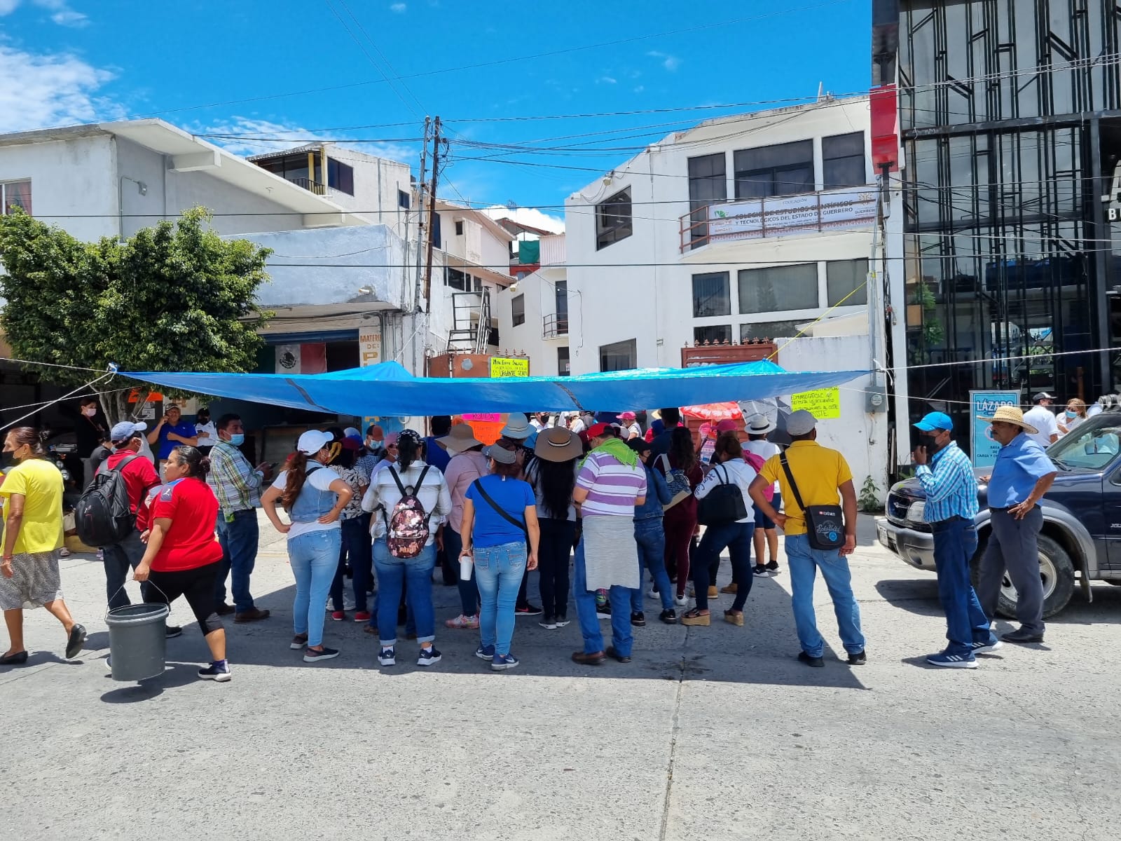 Paran (y bloquean) trabajadores del Cecyteg