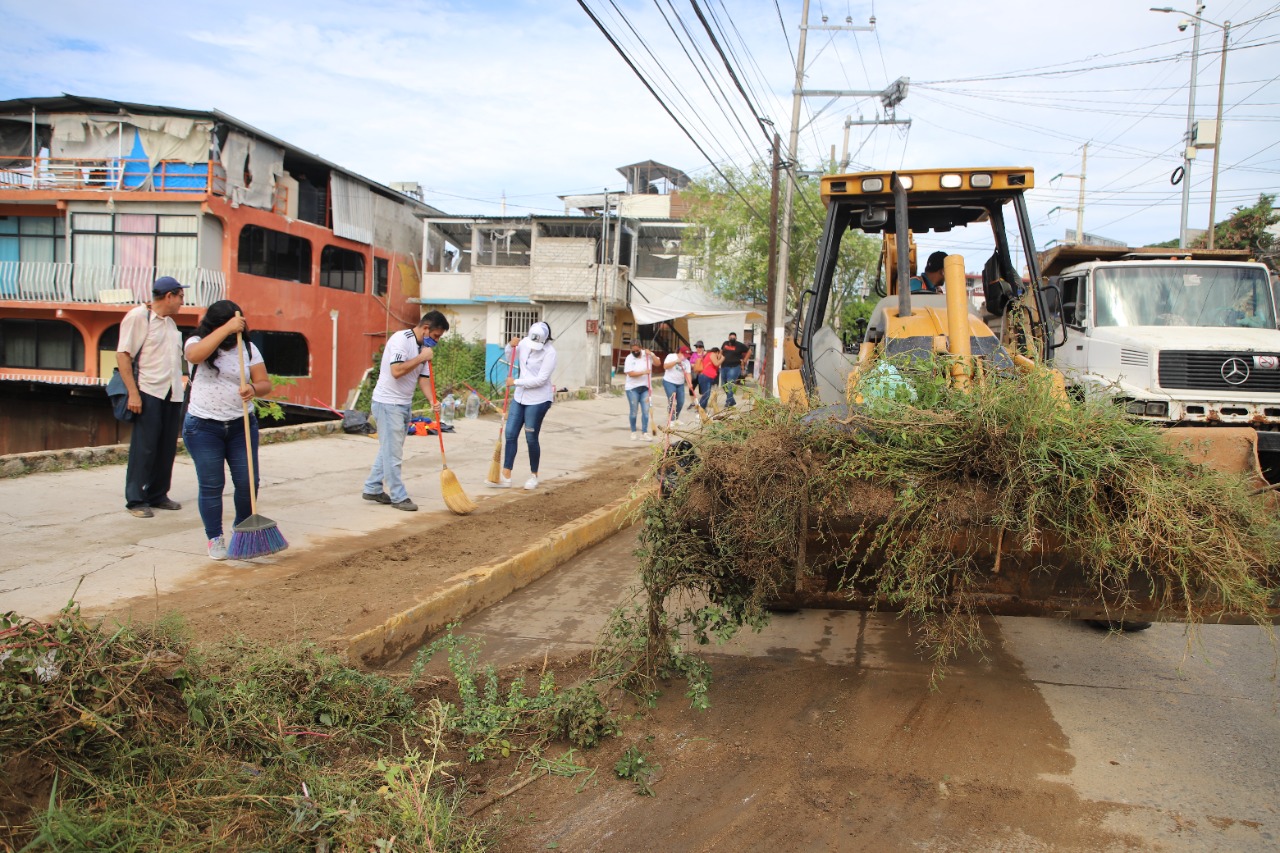 Retiran 215 toneladas de maleza y escombro de avenida en Acapulco
