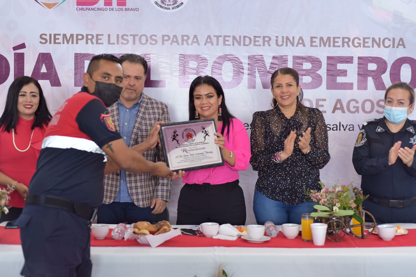 Reconoce Norma Otilia Hernández a bomberos de Chilpancingo