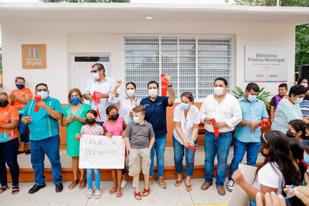 Entrega Jorge Sánchez biblioteca digital en comunidad de Zihuatanejo