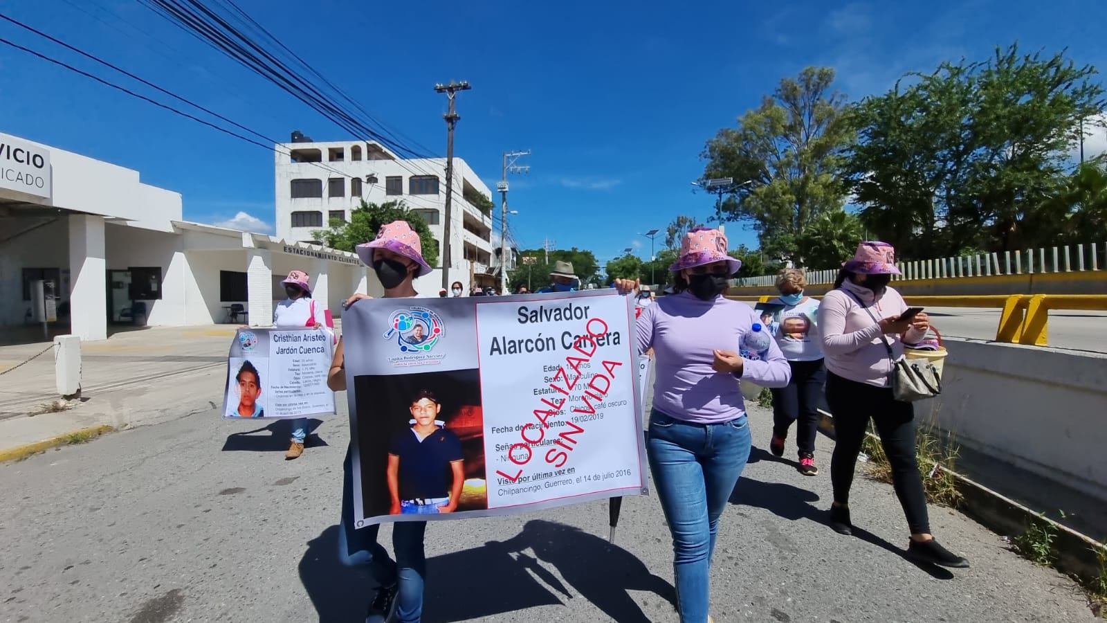 Marchan colectivos y Ayotzinapa por Día Internacional de Víctimas de Desaparición Forzada