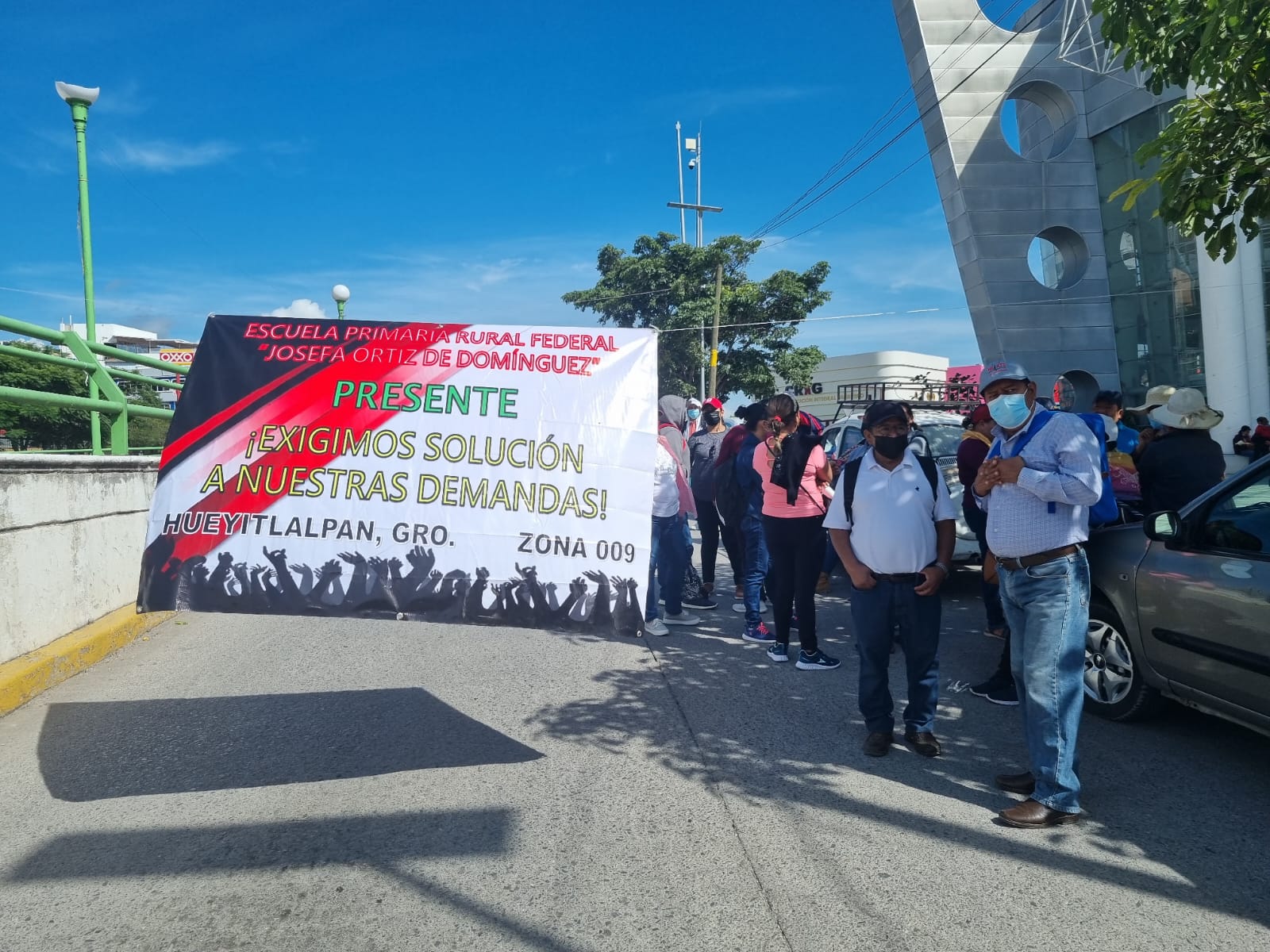 Mantienen docentes de Apango protestas en Chilpancingo