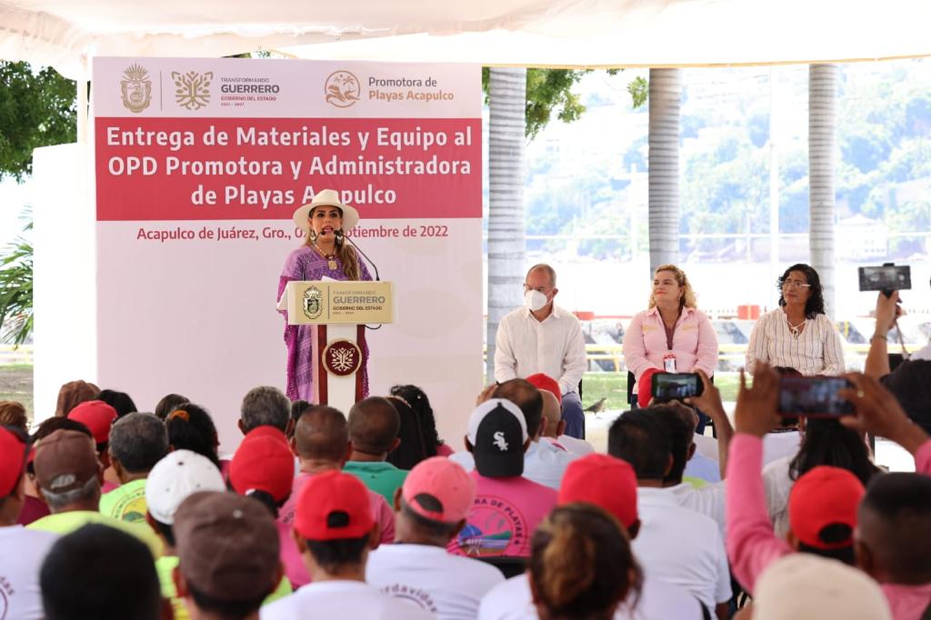 Entrega Evelyn Salgado 3.8 mdp en material y equipo para Administradora de Playas