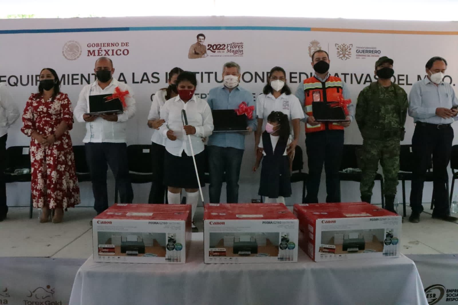 Entrega Media Luna 2.2 mdp en equipo y mobiliario a 70 escuelas de Cocula