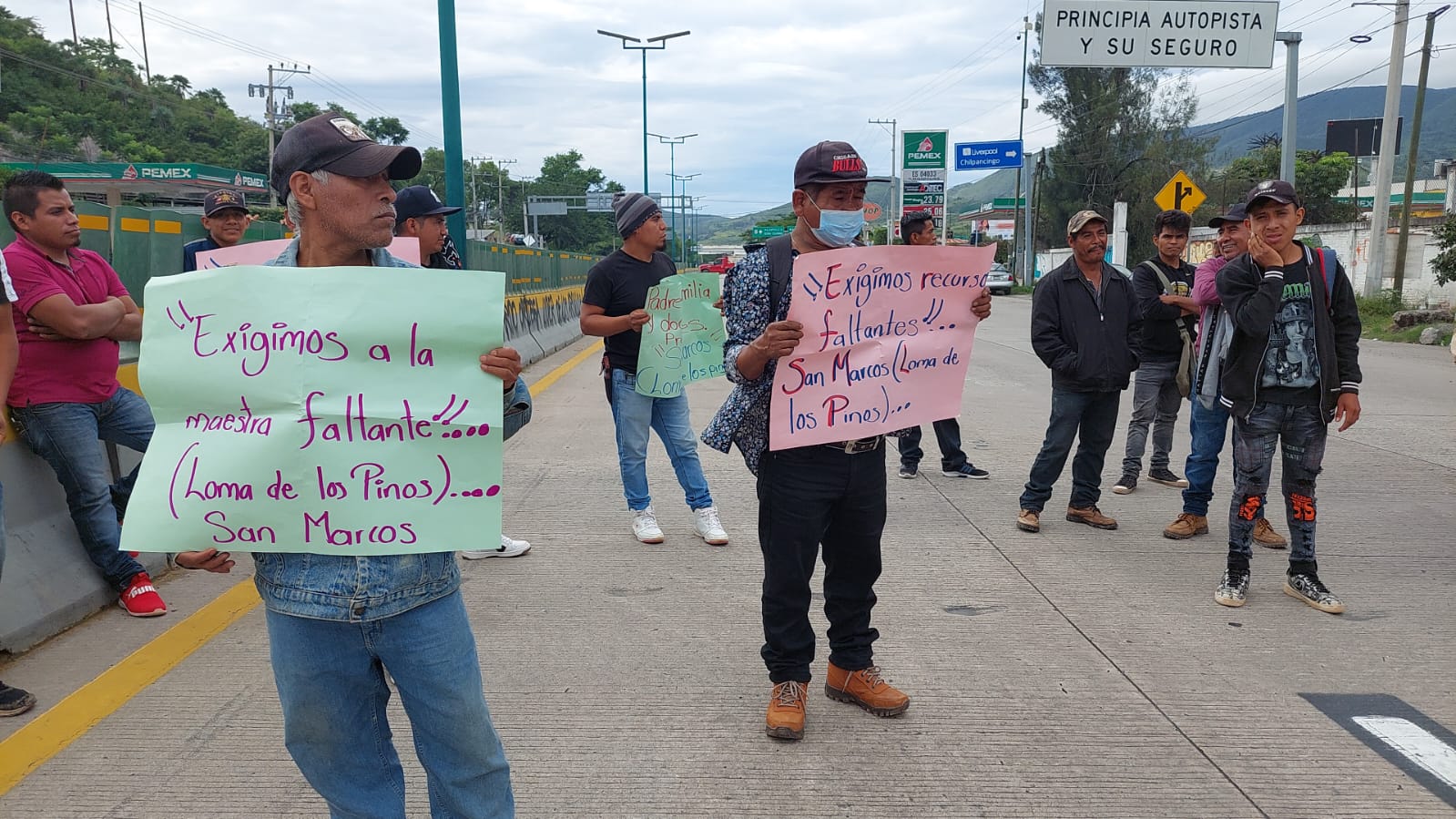 Ooootro bloqueo a la Autopista del Sol por falta de maestros