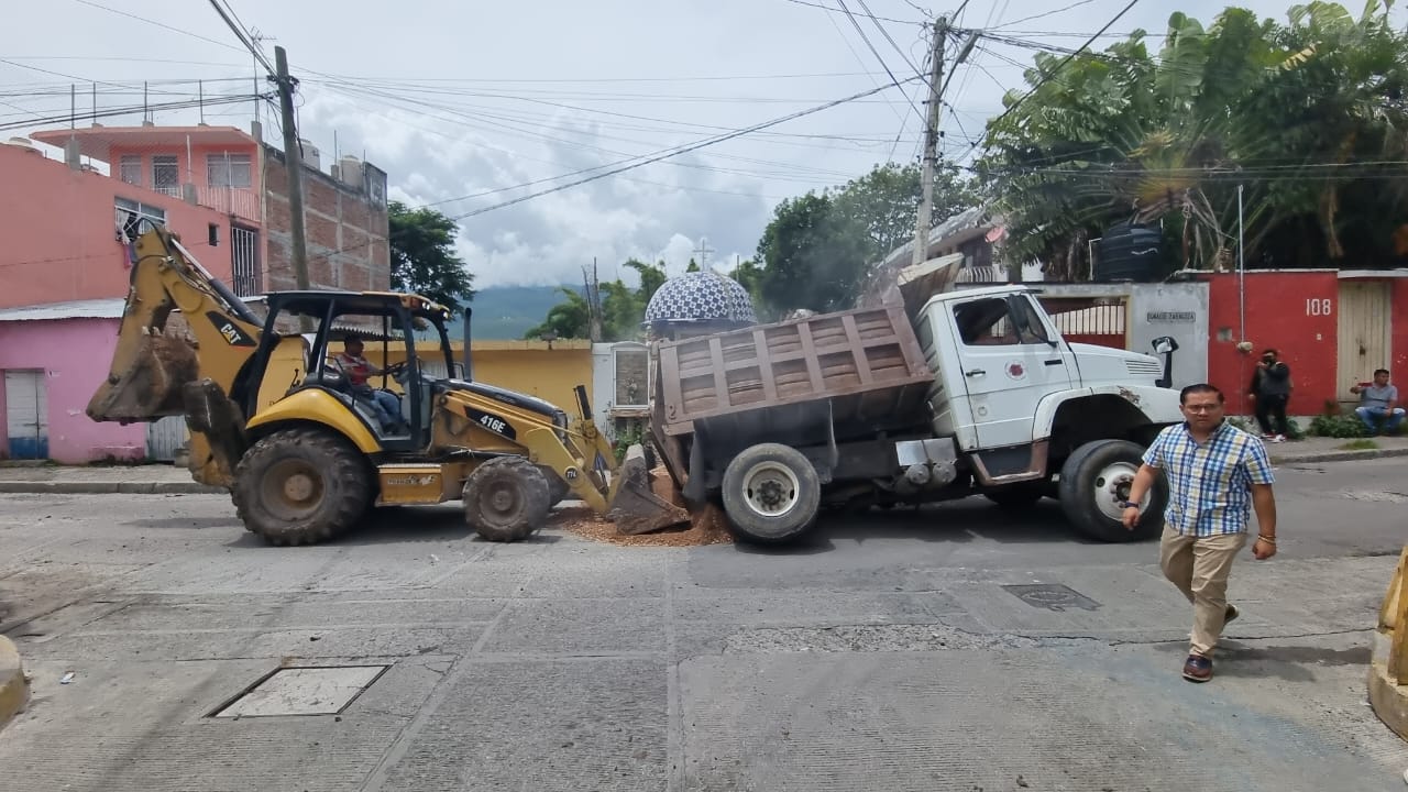 Chilpancingo: Genera volteo hoyo en transitada calle cerca del centro