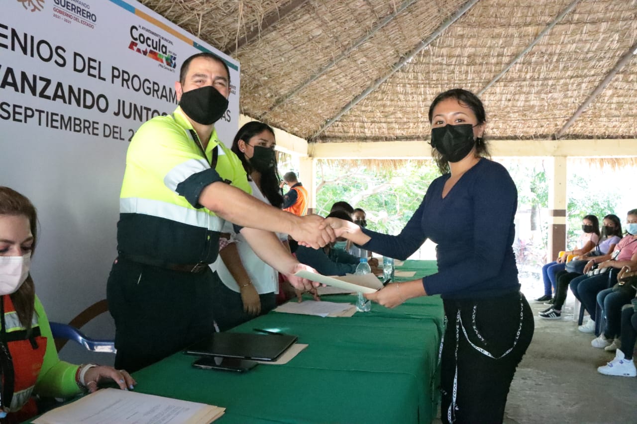 Amplía Minera Media Luna programa de becas académicas