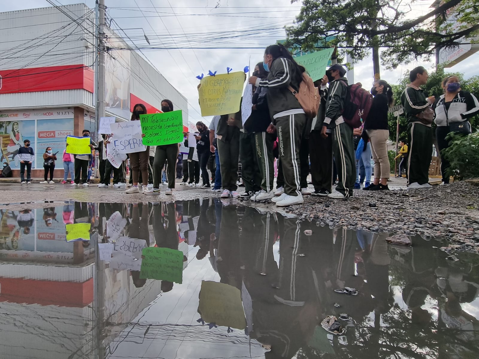 …También cerraron los 4 carriles de la avenida Insurgentes