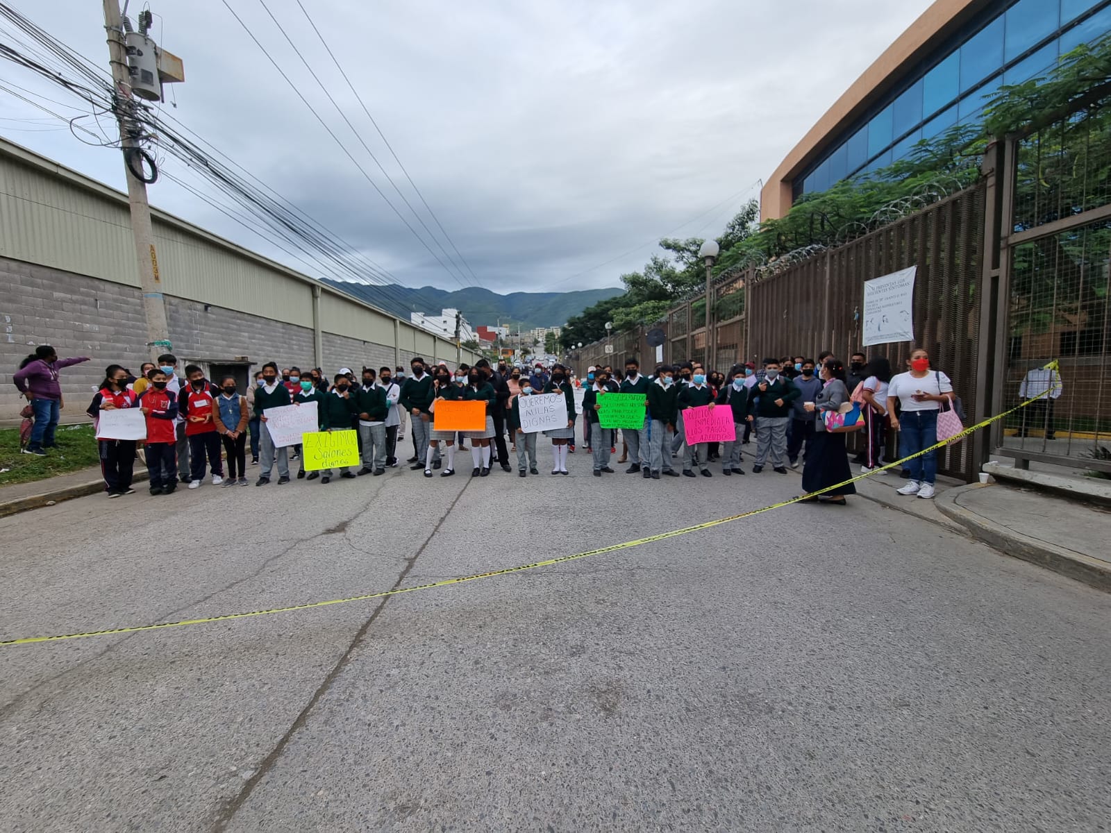 Cierran Sede del Poder Ejecutivo para exigir construcción de escuela