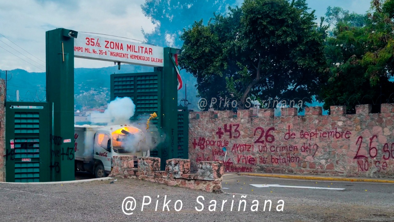 Atacan normalistas de Ayotzinapa la 35 Zona Militar en Chilpancingo