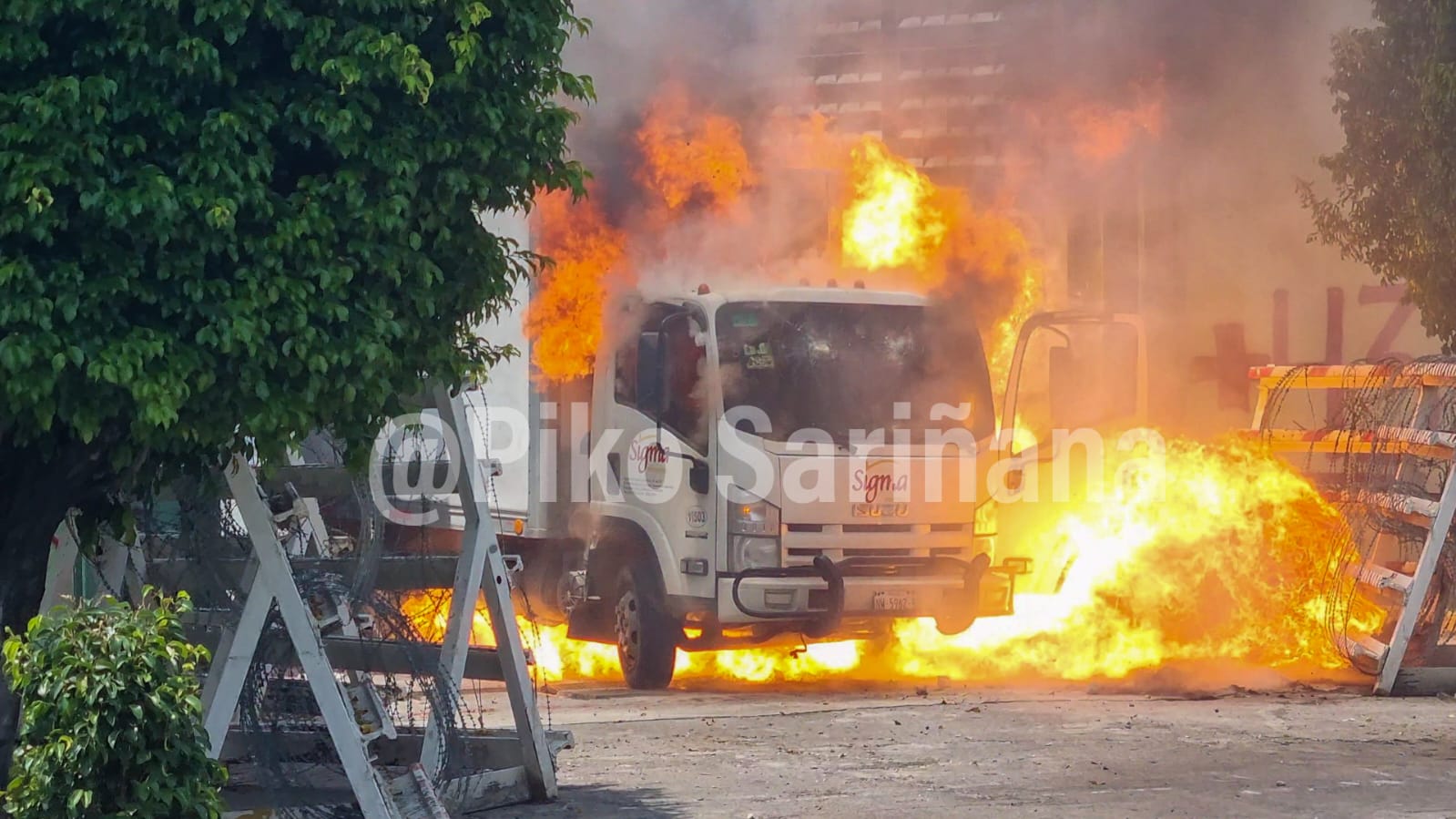 Normalistas de Ayotzinapa atacan ahora 27 Batallón en Iguala
