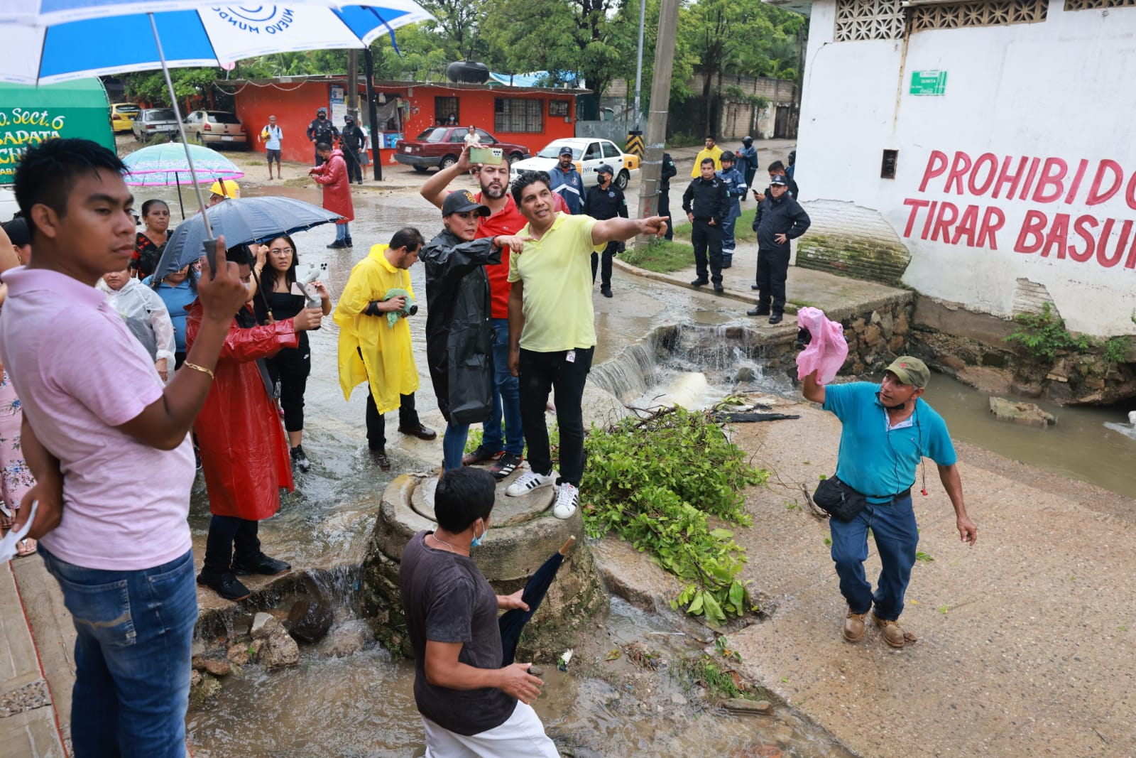 Recorren Evelyn Salgado y Abelina López zonas de riesgo por lluvias en Acapulco