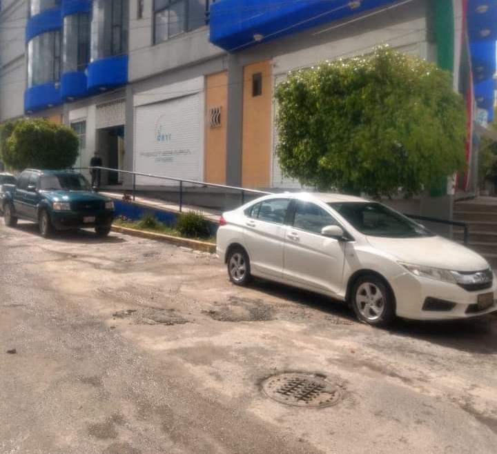 Atiende CAPACH alcantarilla tapada por gran cantidad de basura en zona de hospitales