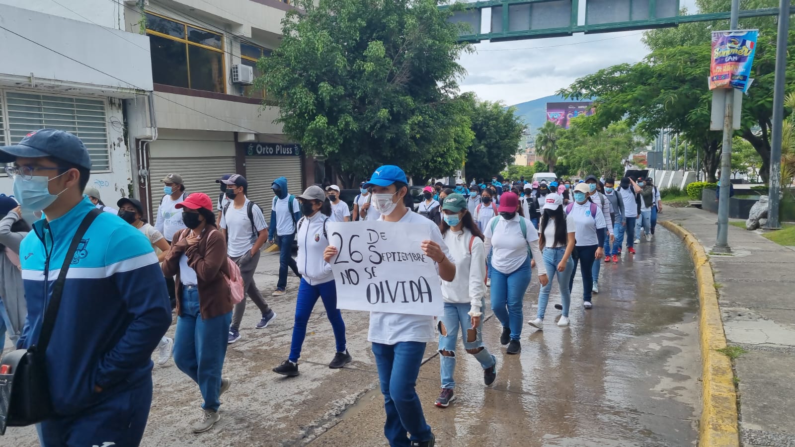 Protestan normalistas, pacíficamente, en 8vo aniversario de Ayotzinapa
