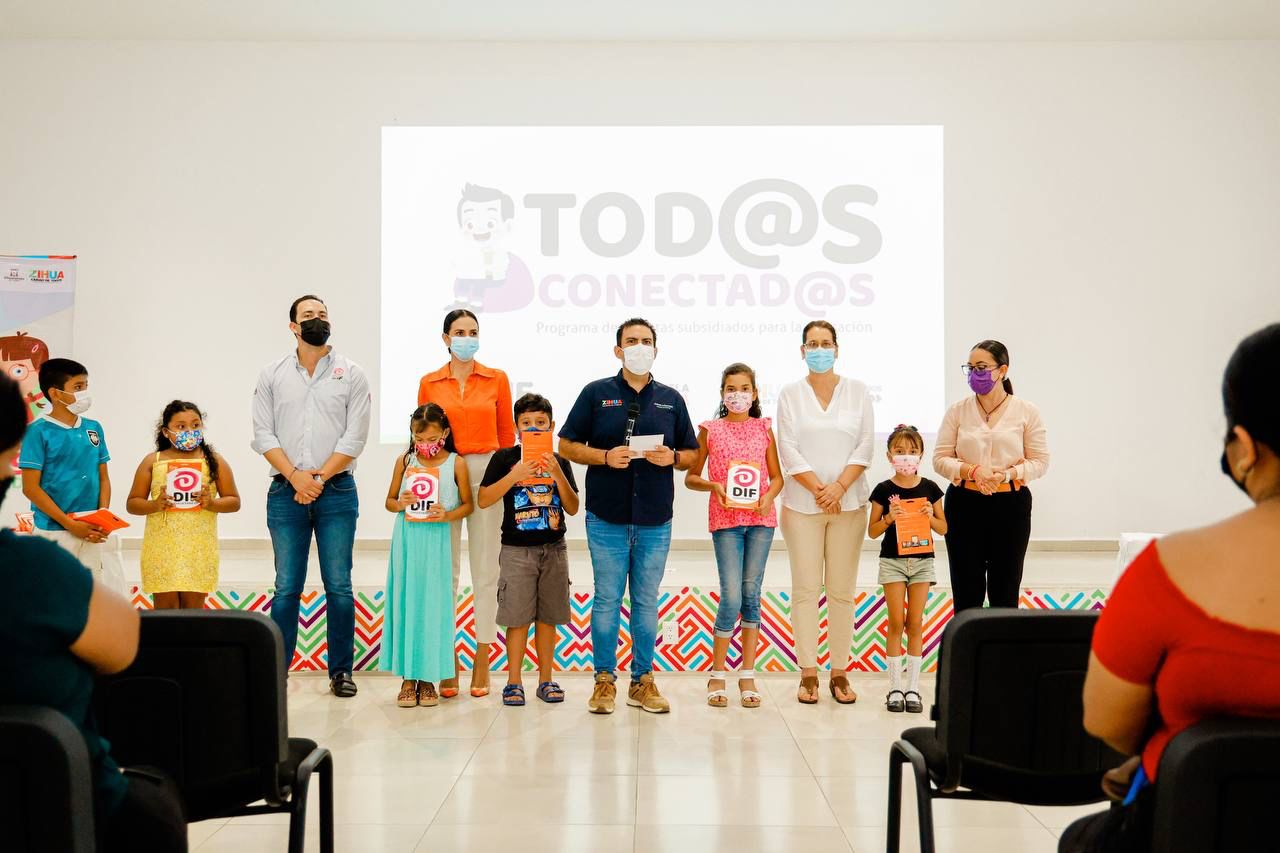 Entrega Zihuatanejo tabletas electrónicas a estudiantes