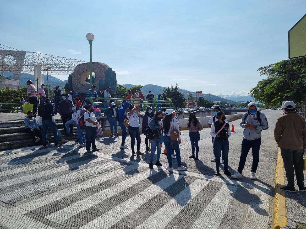 Bloquean sede del Poder Ejecutivo para exigir plazas de maestro