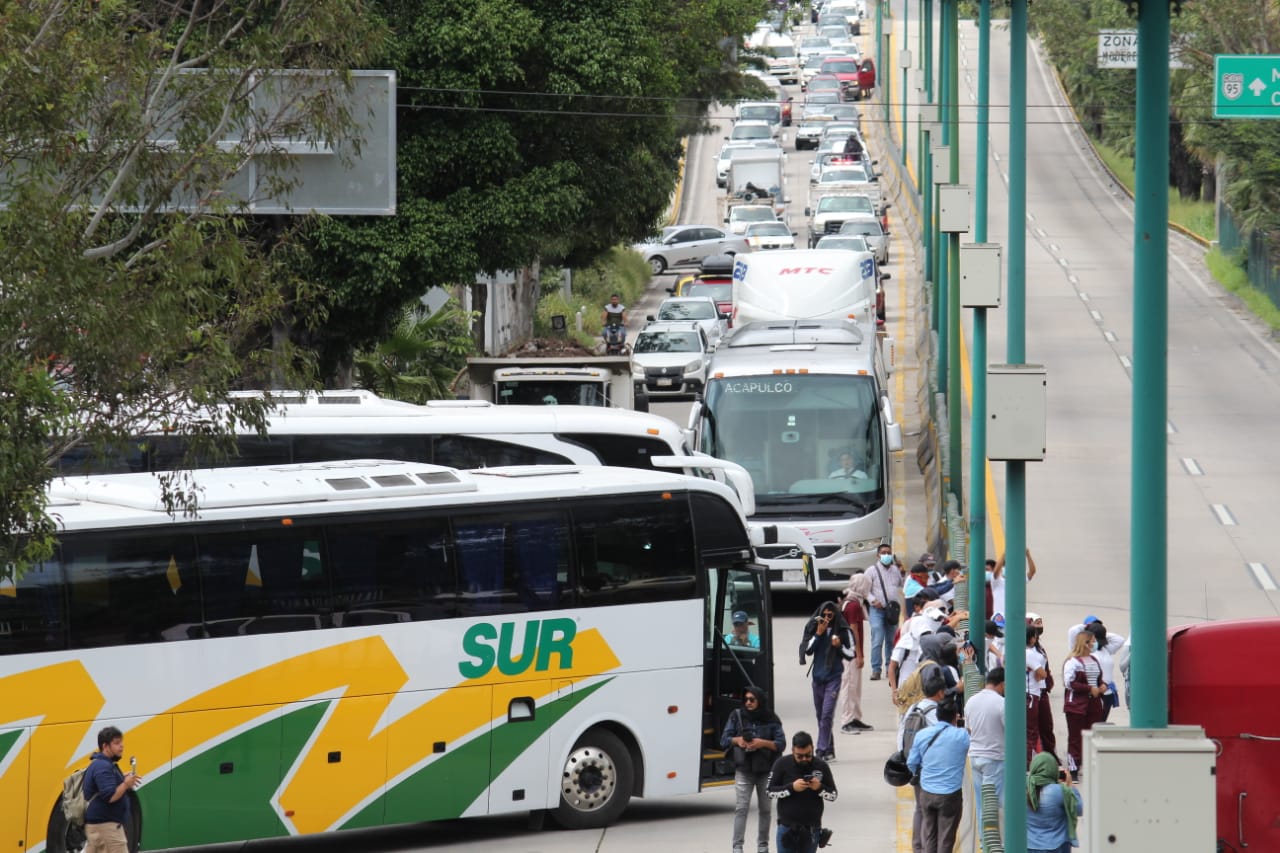 Causan normalistas caos en Chilpancingo; ya bloquean Parador del Marqués