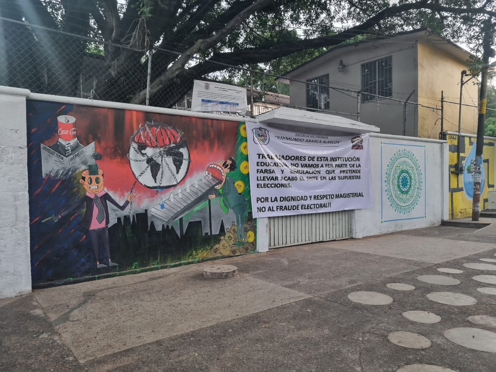 Cierran secundaria en Chilpancingo en protesta por votación del SNTE