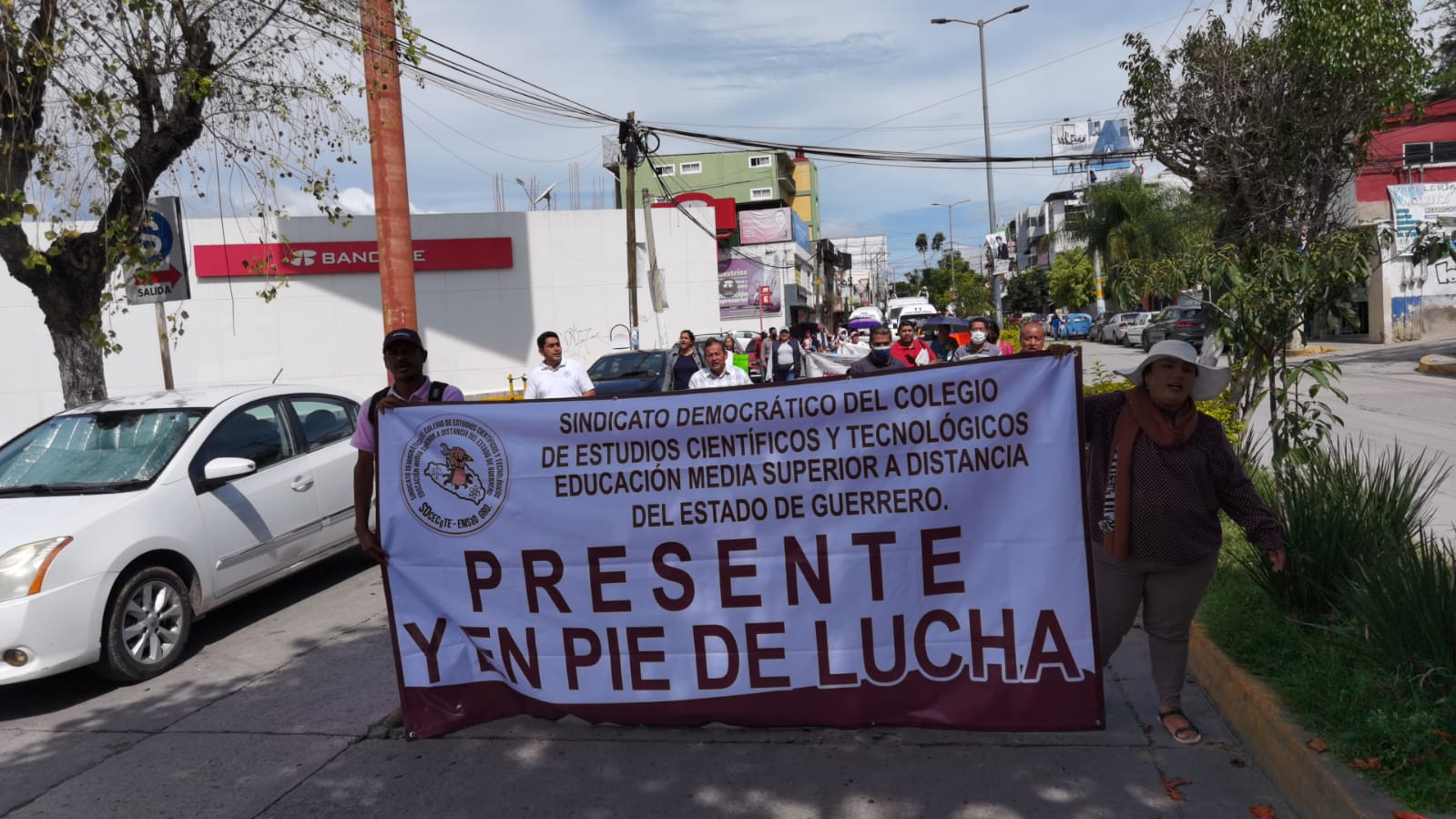Marchan trabajadores del CECyTEG para exigir al Congreso más recursos
