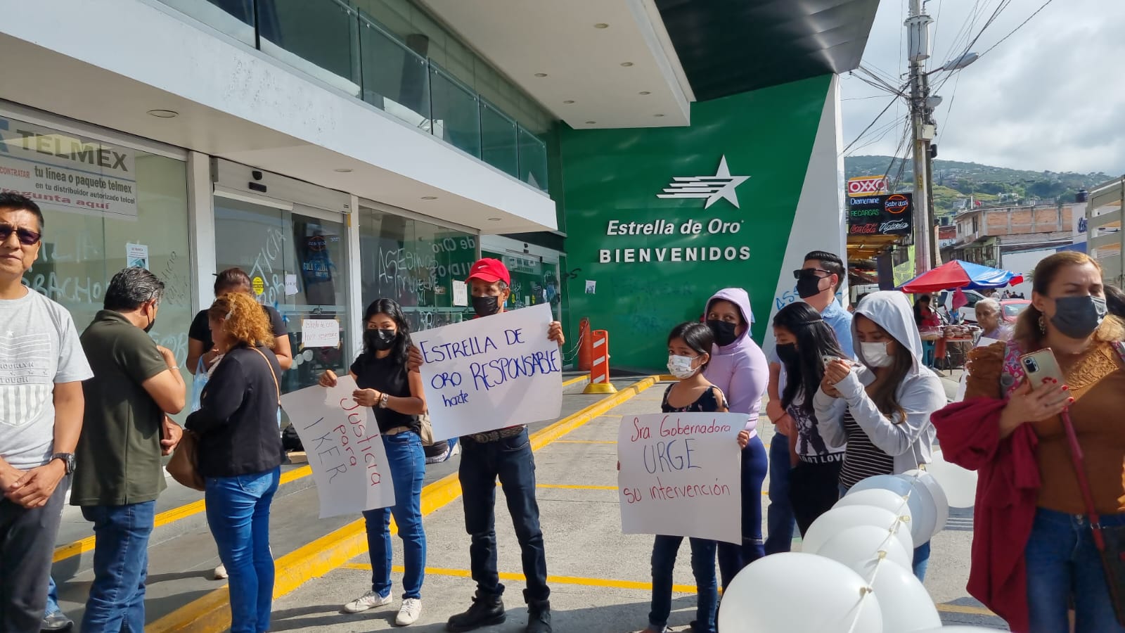 Familiares de accidentados mantienen protesta en Estrella de Oro; ofrecen $70 mil por niño que perdió un brazo