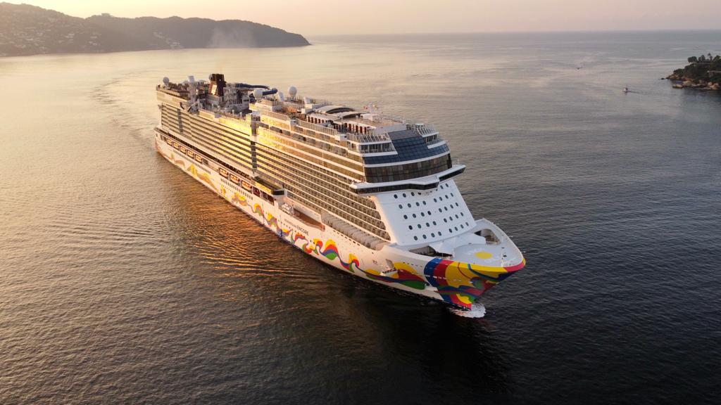 Llega a Acapulco el Norwegian Encore con 2,400 pasajeros