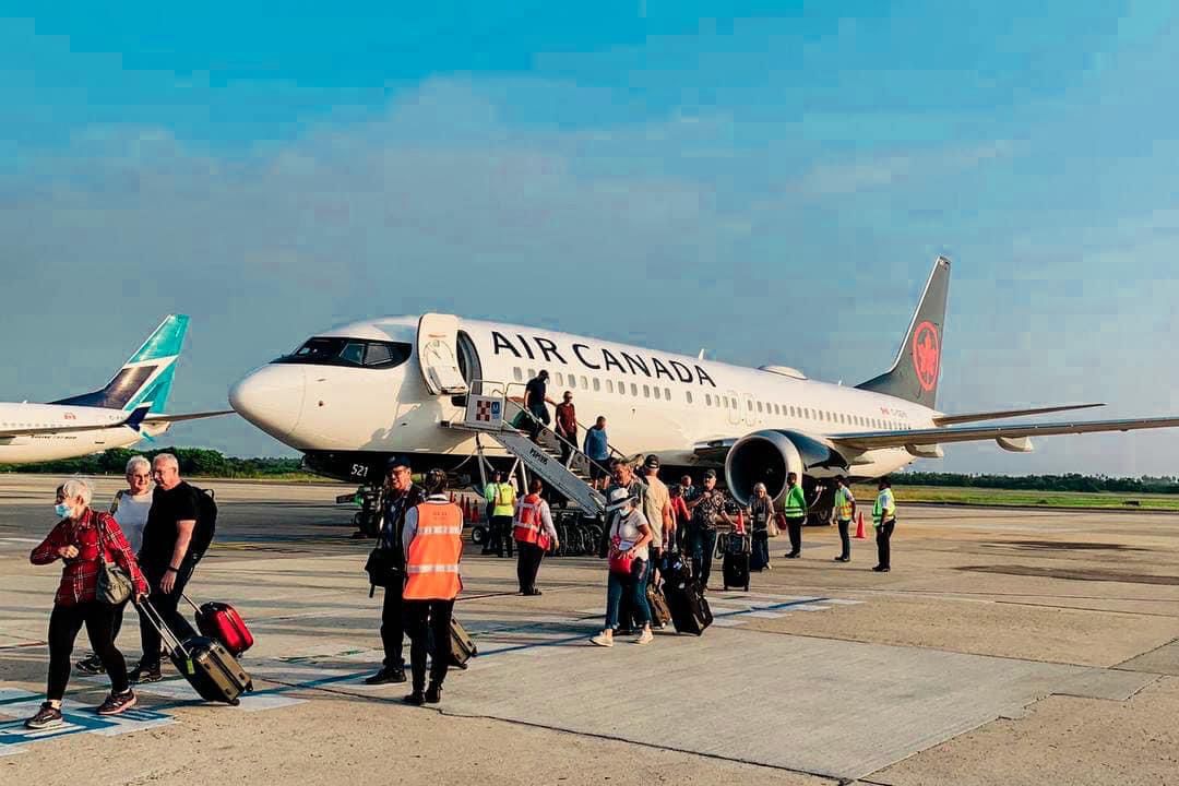 Reciben Zihuatanejo vuelos llenos de Chicago, Calgary y Toronto