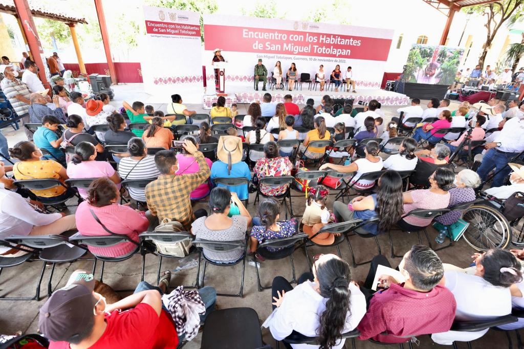 «Como lo prometimos: aquí estamos para atender todas las demandas», dice Evelyn Salgo en San Miguel Totolapan