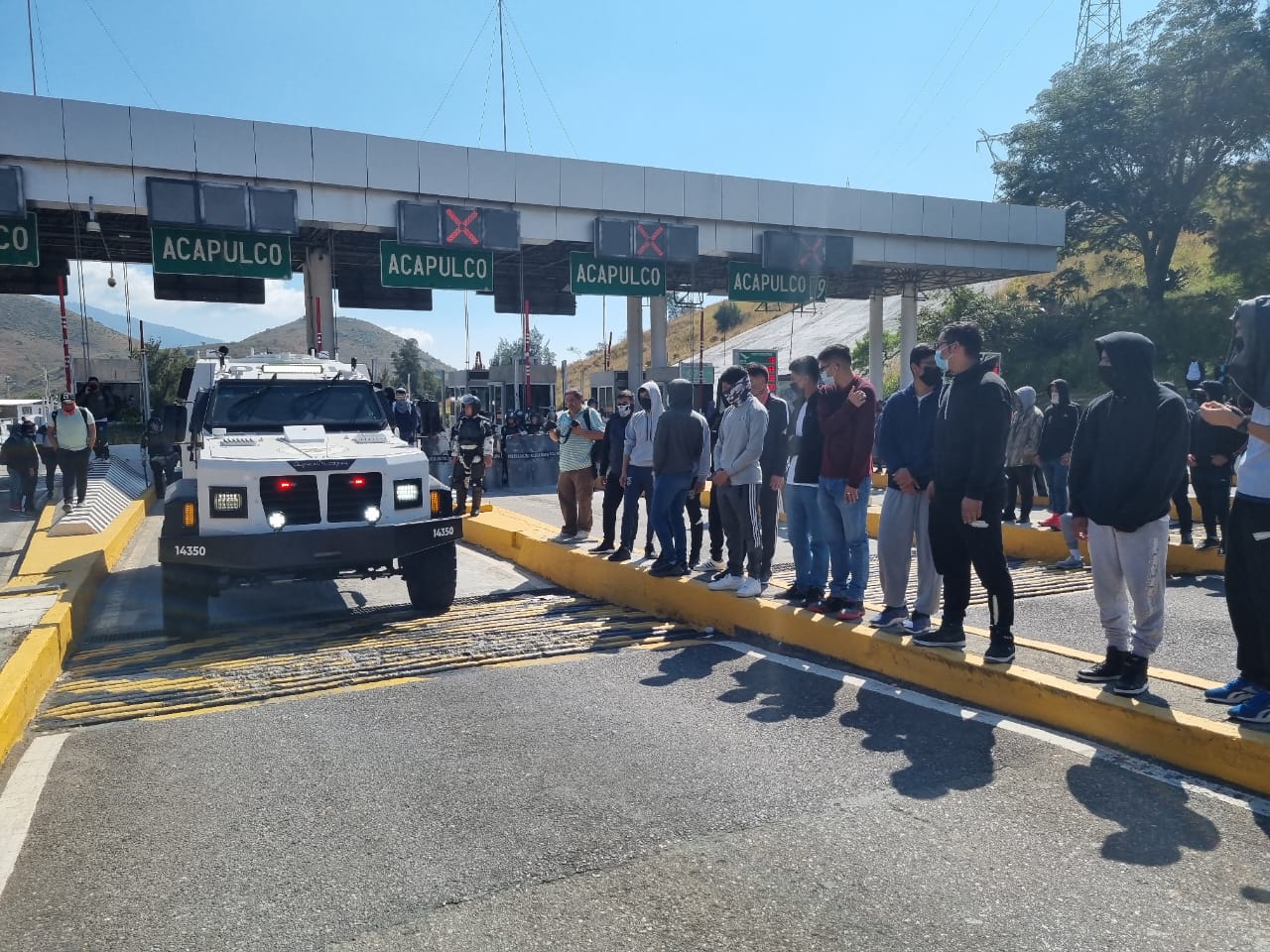 Vuelven normalistas de Ayotzinapa a caseta de Palo Blanco