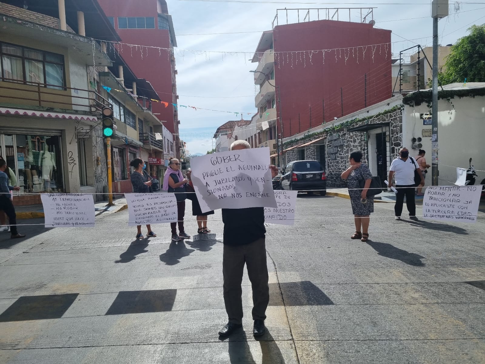 Bloquean jubilados y pensionados centro de Chilpancingo
