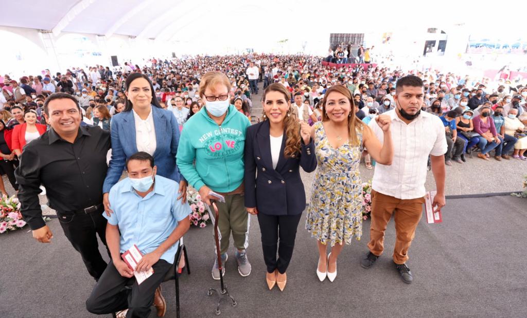 Encabezan Evelyn Salgado y Ariadna Montiel entrega de tarjetas de pensión a personas con Discapacidad