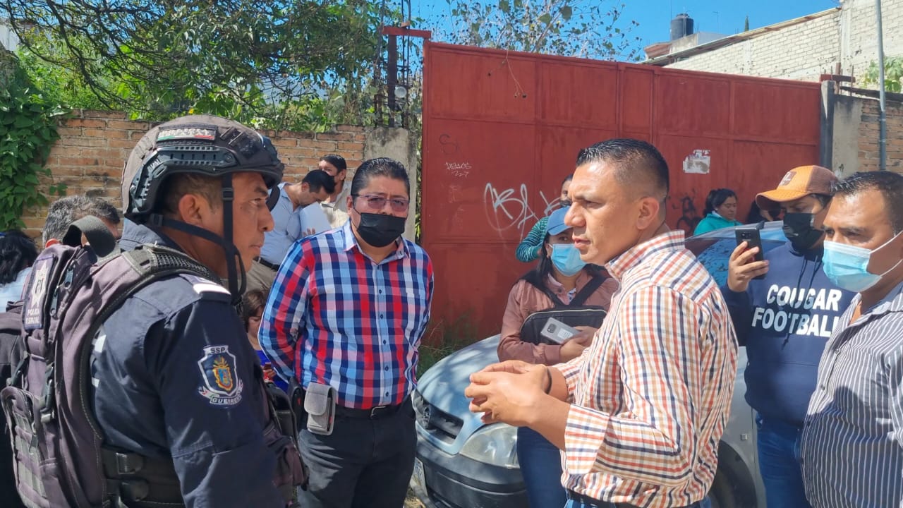 Cierran Personal de la SEG para exigir maestros y llegan antimotines